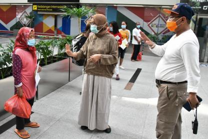 Pastikan Dapat Pelayanan yang Layak, Sabrina Tinjau Langsung Kedatangan Tenaga Kerja Indonesia